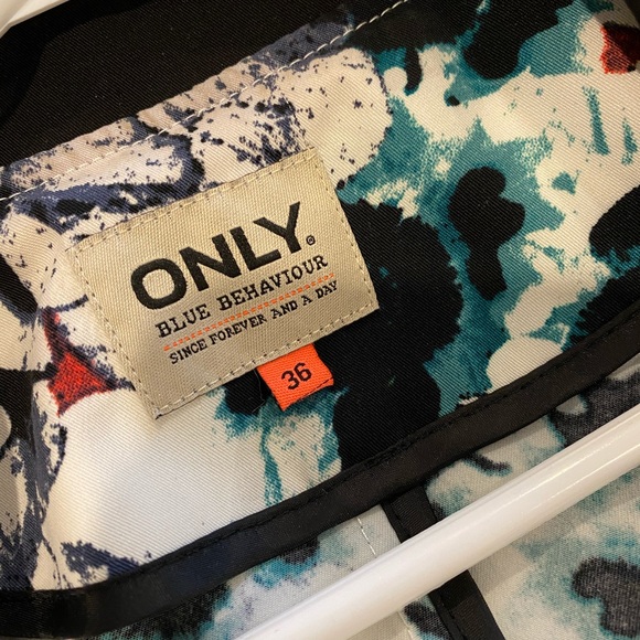 Floral Blazer - Picture 3 of 3